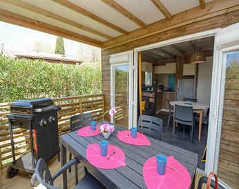 Terrasse Chalet Premium — Camping L'Oasis du Verdon