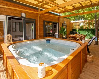 Spa privatif du Mobil-home Premium VIP — Camping L'Oasis du Verdon Aups